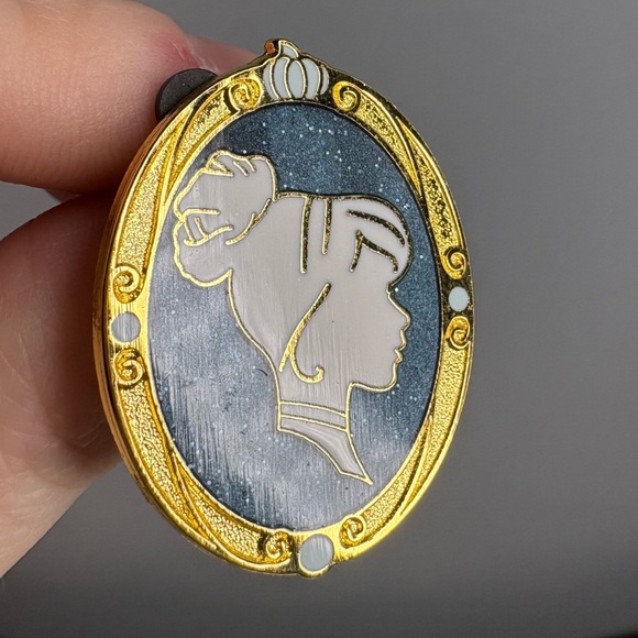 Cinderella Princess Cameo Disney Trading Pin Collectible - Picture 3 of 6